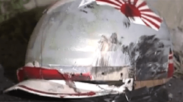 事故現場のヘルメットの画像