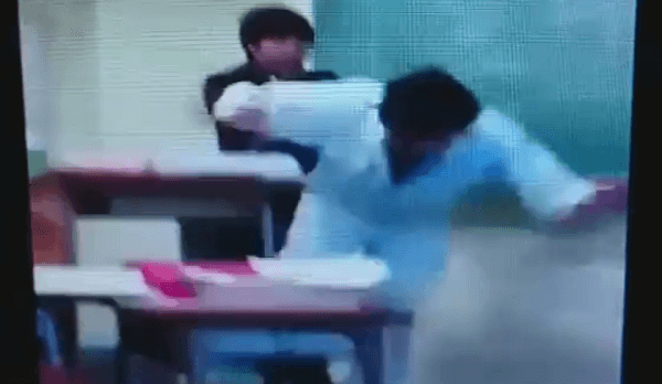 男子生徒が教師の背中を押す暴行画像