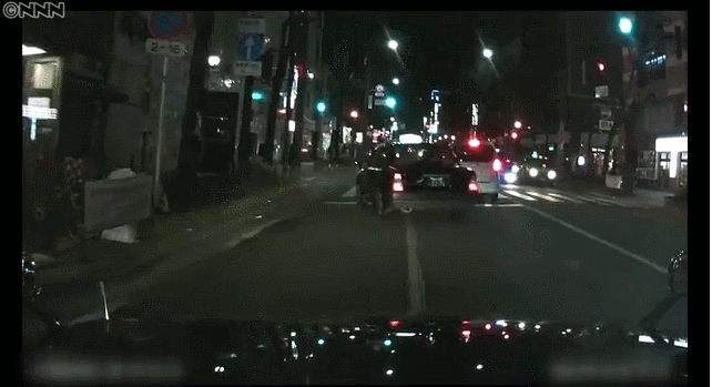 飲酒運転で横転事故を起こした車の動画映像のGIF画像