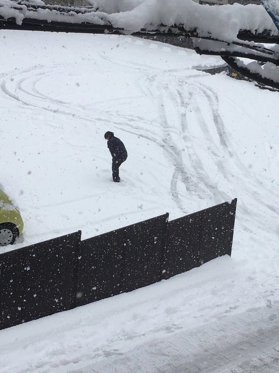 だいきさんが雪道で盛大にこける様子の画像