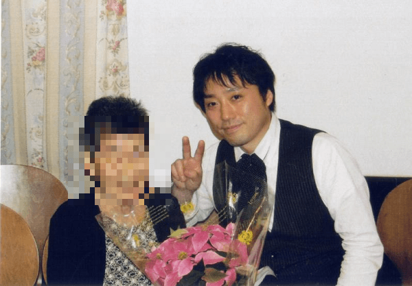 小田求容疑者が千葉市議会議員だった頃の支援者とのツーショット写真