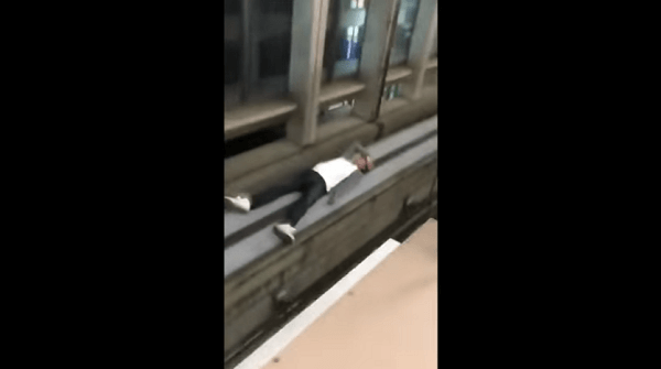 北九州モノレールの平和通駅で中学生が線路に寝転ぶ画像