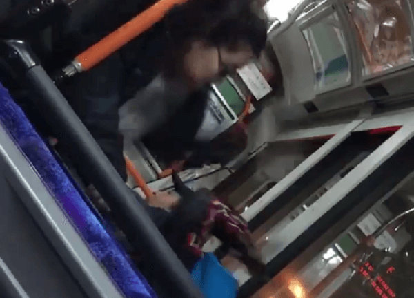 激怒したおばさんがバス内で少年を殴る画像