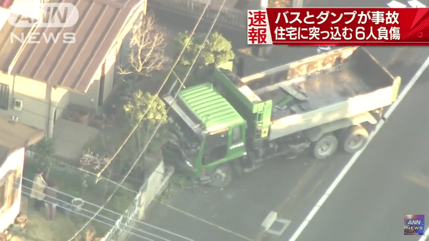 埼玉県桶川市のダンプカーとバスの衝突事故ニュースキャプチャ画像