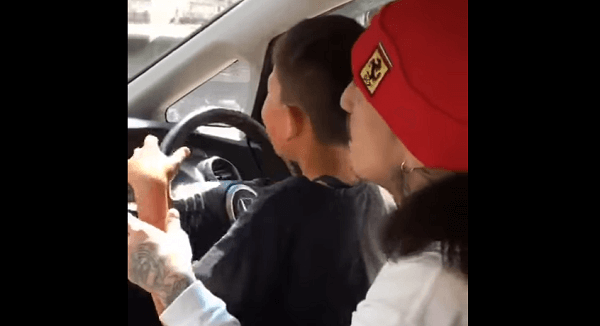 大塚慎一容疑者が子供に車を運転させる動画のキャプチャ画像