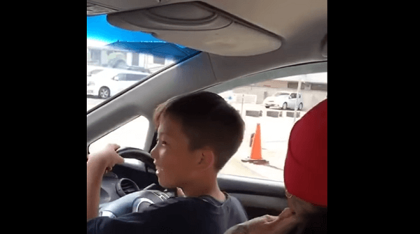 子供がハンドルを握って車を運転する動画のキャプチャ画像