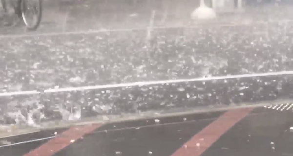 池袋駅周辺の雹やゲリラ豪雨の写真画像