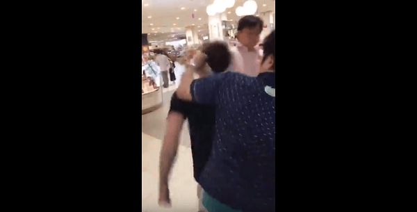 イオン豊田店の店員が男性の頭を殴る画像