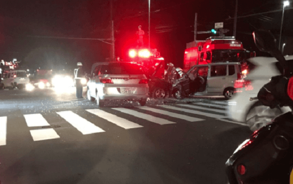 藤沢市下土棚の交差点で交通事故の画像