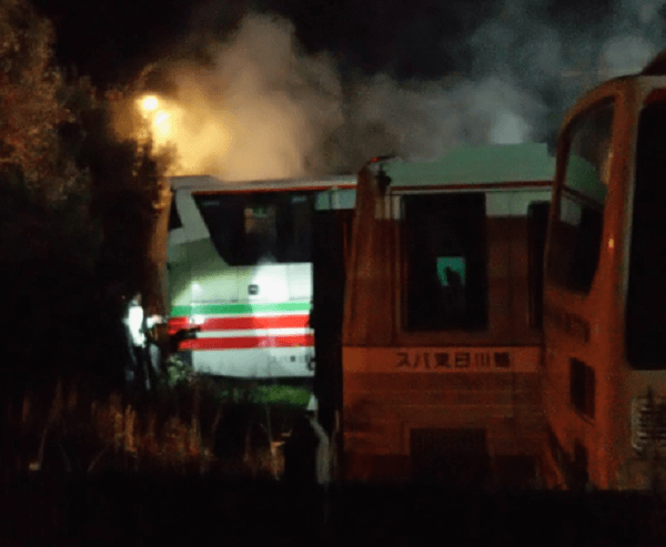 鴨川市広場でバスの車両火災の画像