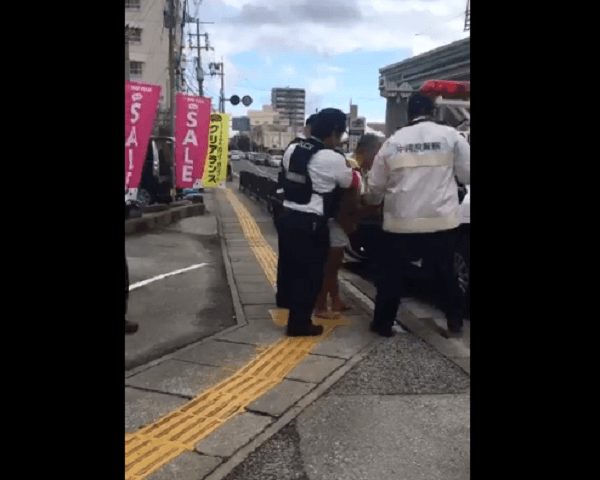 沖縄県で女性用下着のみの男を逮捕する動画のキャプチャ画像