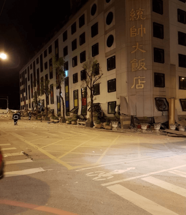台湾・花蓮のホテルが地震で潰れている画像