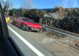 東名高速でフェラーリが事故の画像