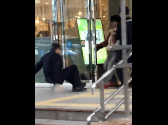 警察官に蹴りをいれる公務執行妨害事件の動画のキャプチャ画像