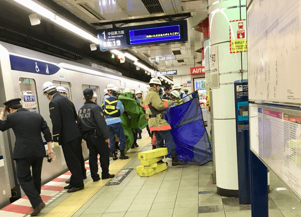 仲御徒町駅で飛び込み自殺による人身事故の現場の画像