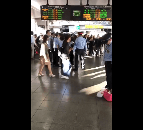 大阪駅で女性同士の殴り合いの喧嘩の動画のキャプチャ画像