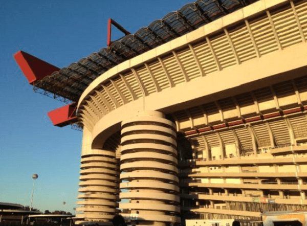 ACミランとインテルのスタジアム「サンシーロ」の画像