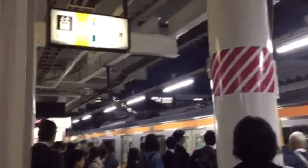 八王子駅で人身事故の現場の動画のキャプチャ画像