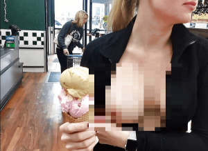 胸を出し写真撮影しているおっぱいチャレンジの画像