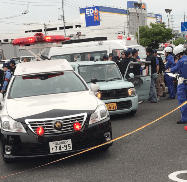 岡山市北区でカーチェイス 警察官ボンネット乗せたラパンがバイパス逆走