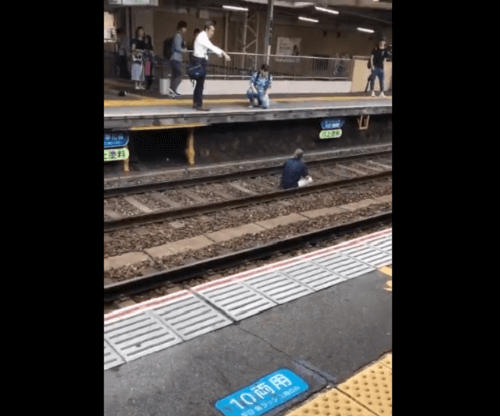 阪急塚口駅で線路内立ち入り 緊急停止ブザー鳴り騒然 阪急神戸線が遅延 ニュース速報japan