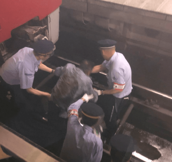 横浜駅で人身事故 線路内に男性が転落し電車と接触 京急本線が遅延
