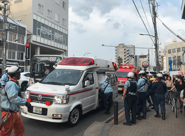 阪急京都線の西院駅の人身事故で救急車が駆けつけている現場の画像