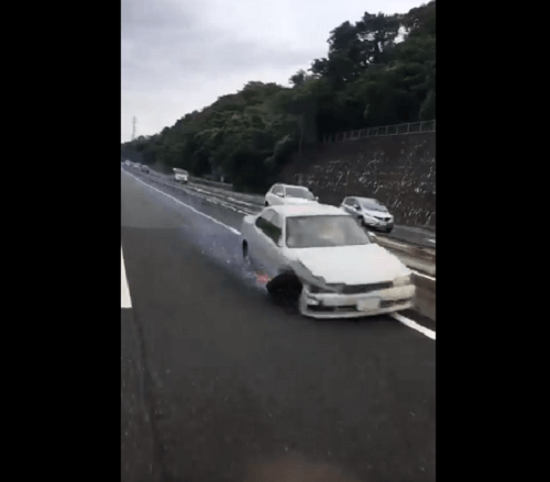 横浜横須賀道路(横横)で逆走する車の動画のキャプチャ画像