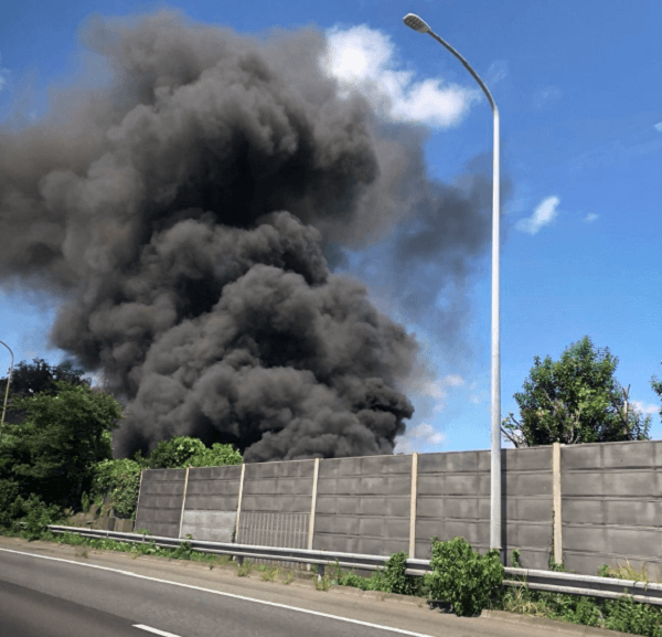 横浜市旭区桐が作で火事 保土ケ谷バイパス沿いで出火 大量の黒煙で騒然 | ニュース速報Japan