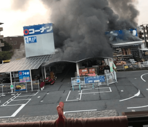 吹田市山田のコーナンで火事 大量の黒煙上げ炎上 延焼し園児らが避難 ニュース速報japan