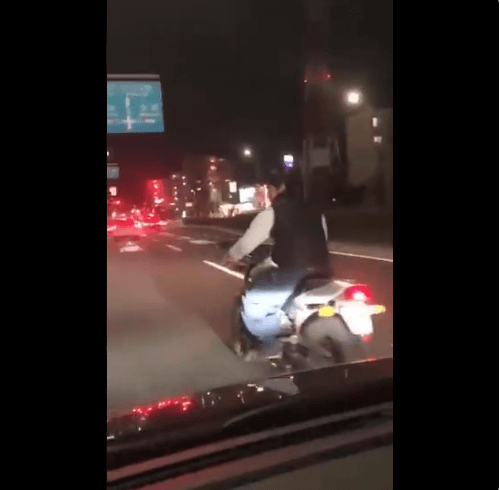 バイク進行妨害で転倒するダサい動画のキャプチャ画像