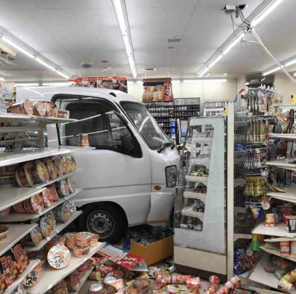 ローソン流山東深井店で事故 78歳男性の軽バン店内に突っ込み商品散乱 ニュース速報japan