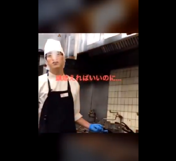 バーミヤンの厨房でバイトが喫煙する動画のキャプチャ画像