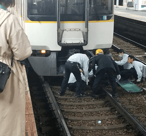 生駒駅で人身事故の現場画像