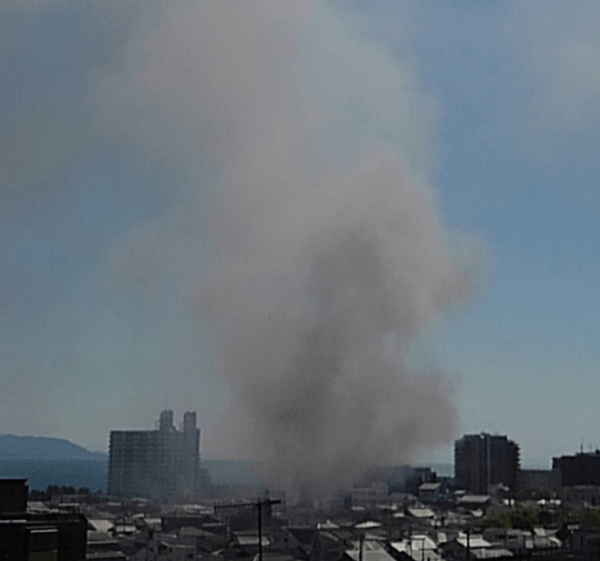 明石市で火事 大量の黒煙が立ち上り充満 延焼の恐れもあり騒然 ...