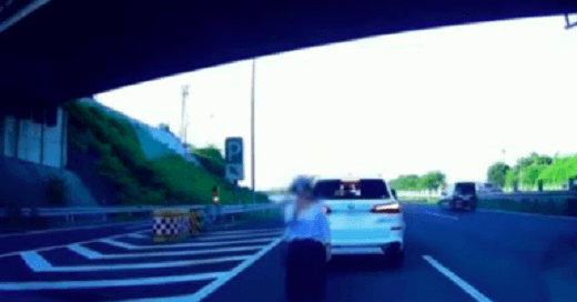 煽り運転をした車から女が降りてきて携帯で撮影している画像