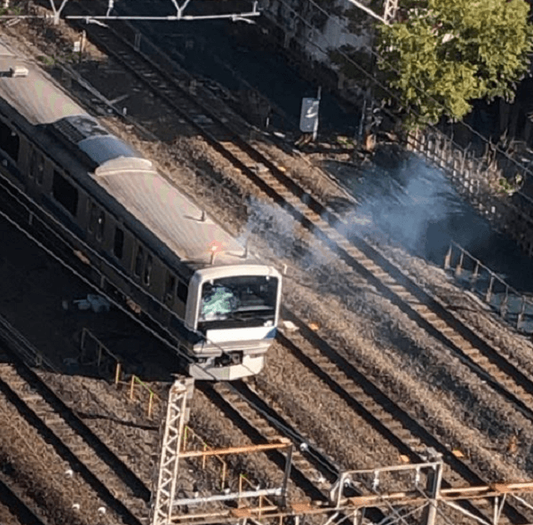 常磐線の我孫子駅で人身事故が起き快速列車が緊急停止している画像