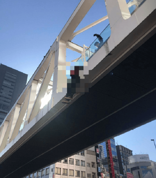 新宿駅南口で男性が首吊り自殺を図った現場の画像