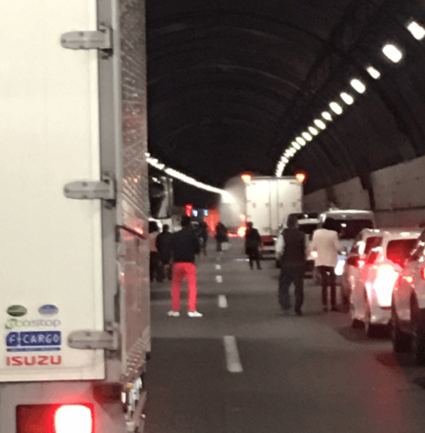 中央道のトンネルのトラック爆発火災の現場画像