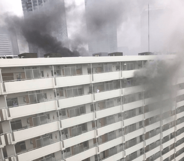 江東区枝川の都営アパートで火事 大量の煙充満で騒然 延焼の可能性も