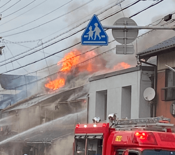 羽島市竹鼻町狐穴で火事が起きている現場の画像